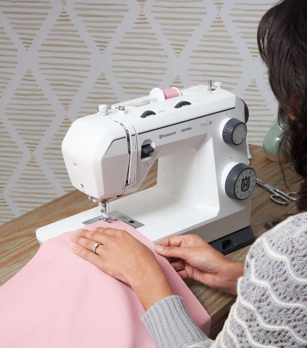 Husqvarna Viking Onyx 25 Sewing Machine